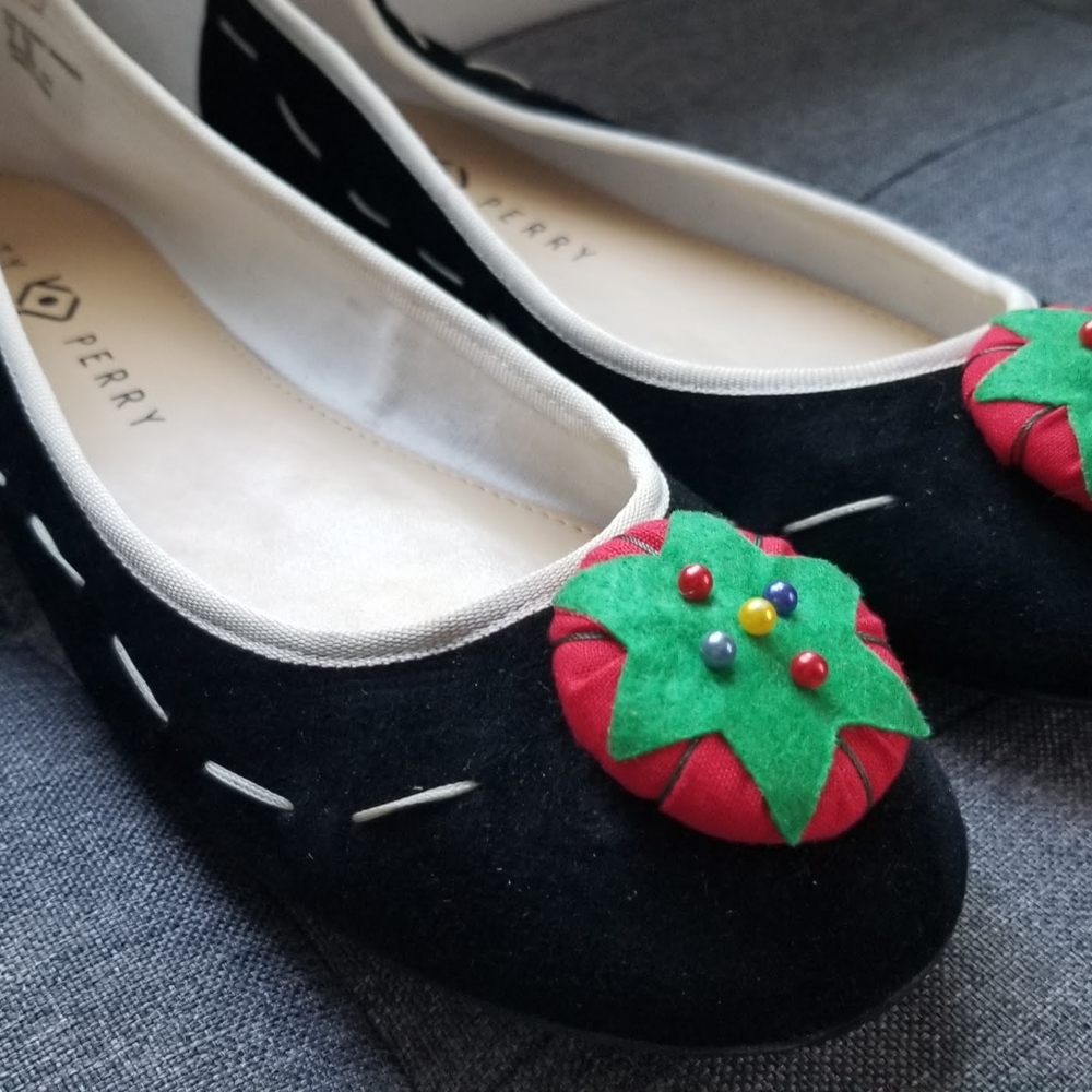 Black Katy Perry flats w/ sewing design, size 8